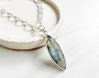 Labradorite Pendant and Chunky Chain Statement Necklace in Silver. Labradorite Bezel Necklace. Chunky Silver Chain Necklace with Gemstone