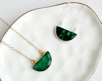 Collar de media luna de esmeralda en bruto: oro y plata de ley, delicada piedra preciosa