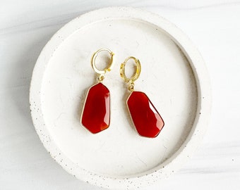 Kite Shaped Red Carnelian Huggie Earrings in Gold. Red Crystal Gold Huggies Earrings. Red Geometric Drop Earrings