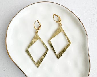 Pendientes de diamantes asimétricos: colgantes geométricos de oro cepillado