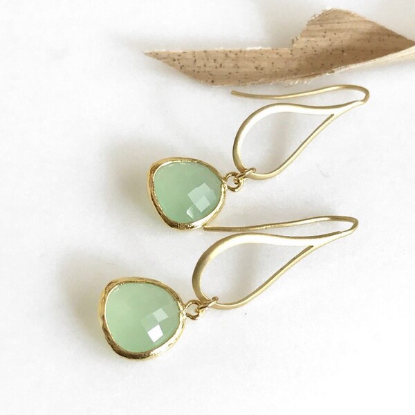 Bridesmaids Earrings in Mint and Gold. Dangle Earrings. Drop Earrings. Bridesmaid Earrings. Drop Earrings. Gift. Wedding Jewelry.