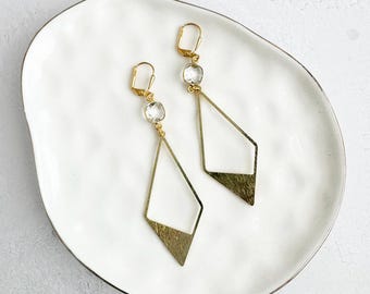 Pendientes colgantes geométricos de oro cepillado con piedra transparente