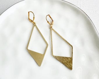 Pendientes largos de diamantes en oro cepillado: joyas geométricas con un toque llamativo