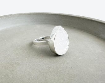 Anillo de drusa blanca con forma de lágrima: piedra preciosa de plata ajustable