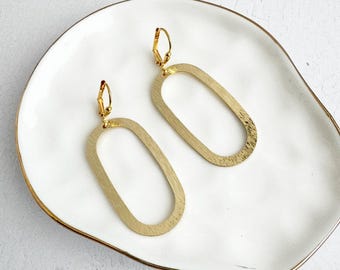 Pendientes ovalados de oro cepillado: joyas geométricas con un toque llamativo