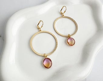 Pendientes de aro de cuarzo aura de color melocotón rosa en oro cepillado