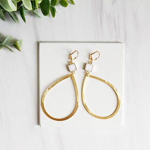 Weißer Achat & Gebürstetes Gold Teardrop Baumeln Ohrringe