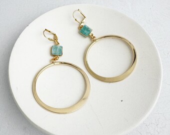 Aros grandes de amazonita bañados en oro: joyas con un toque de distinción