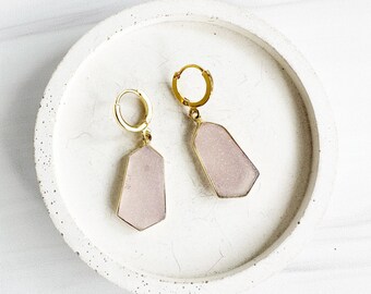 Kite Shaped Pink Druzy Huggie Earrings in Gold. Pink Crystal Gold Huggies Earrings. Pink Geometric Drop Earrings