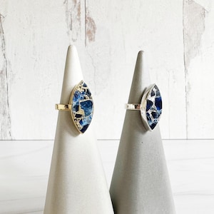 Saphir Mojave Marquise Statement Ring in Gold und Silber. Blauer Stein Cocktail-Ring. Kristall-Statement-Ring. Marquise Festtagsring