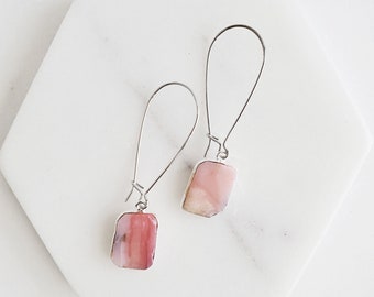 Freeform Pink Opal Edelstein Scheibe Ohrringe in Silber. Schlichte Ohrhänger. Edelstein Tropfen Ohrringe