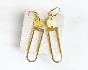 Pendientes colgantes geométricos simples en oro. Pendientes de herradura y círculo. Pendientes colgantes de latón con arco