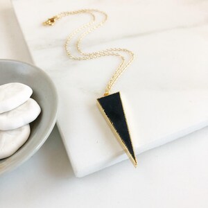 Schwarzes Abstraktes Dreieck Anhänger Halskette Geometrische Schmuck. Layering Langer Pfeil und Schwarz Stein Geometrische Halskette. Schmuck Geschenk.