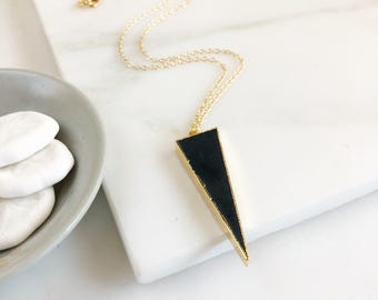 Halskette mit schwarzem Dreiecksanhänger: Kette aus 14-karätigem Gold, geometrischer Schmuck