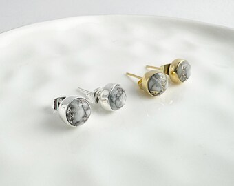 Pendientes de botón de piedra Mojave blanca: postes de oro y plata de ley