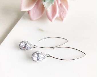 Orecchini Pendenti Donna In Acciaio Inox Con CZ – Colore Argento – Buyless Fashion - Foto 2