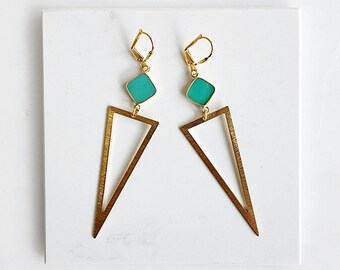 Green Onyx Triangle Statement Earrings in Brushed Brass Gold. Dangle Statement earrings. Geometric Gold Earrings.