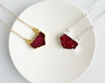 Collar Chevron Druzy Rojo: Chapado en Oro de 14k o Plata de Ley, Piedra Preciosa Delicada