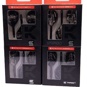 Puede incluir: Cuatro juegos de dardos negros en cajas con detalles rojos. Cada caja muestra dardos y plumas con varios diseños y el logotipo de Target. Las cajas están etiquetadas con "K FLEX" y especificaciones de dardos.