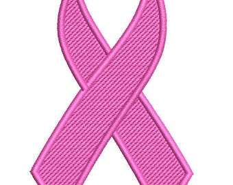 Puede incluir: Una cinta rosa bordada con un patrón texturizado, que simboliza la concienciación sobre el cáncer de mama. La cinta es un lazo con dos secciones superpuestas, y los bordes están cuidadosamente delineados. El diseño está sobre un fondo blanco.