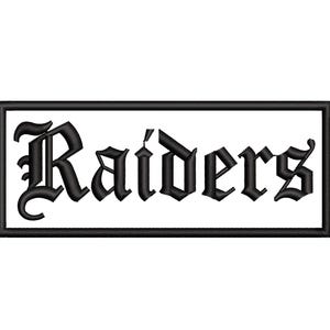 以下が含まれることがあります： ゴシック体で「Raiders」と刺繍されたパッチ。黒い文字が白い背景にあり、黒い長方形の枠で囲まれています。 ジャケット、バッグ、その他の衣類に最適です。