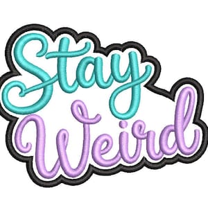 Pode incluir: Um design extravagante com as palavras "Stay Weird" em uma fonte cursiva lúdica. O texto é em tons de verde-azulado e lavanda, delineado em preto, sobre um fundo branco. Ideal para roupas ou acessórios.