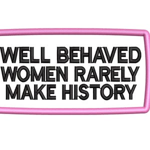 Könnte beinhalten: Ein rechteckiger Aufnäher mit rosa Umrandung und dem Text "WELL BEHAVED WOMEN RARELY MAKE HISTORY" in Schwarz. Das Design ist auf weißem Hintergrund zentriert, geeignet für Kleidung oder Accessoires.