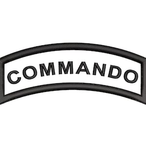 Pode incluir: Patch bordado em preto e branco com a palavra "COMMANDO" em letras maiúsculas. O texto é arqueado e colocado sobre um fundo branco. O patch tem uma borda preta.