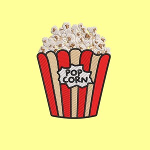 Puede incluir: Cubo de palomitas bordado con rayas rojas y beige, lleno de palomitas esponjosas. El cubo tiene una etiqueta blanca con las palabras "POP CORN" en letras negras. El fondo es de color amarillo claro liso.