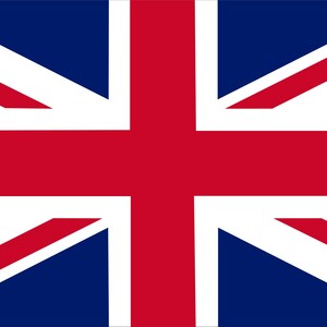 Puede incluir: La bandera del Reino Unido, conocida como Union Jack, es un símbolo nacional. Presenta un fondo azul con una cruz roja y blanca superpuesta, que representa a los santos patronos de Inglaterra, Escocia e Irlanda.