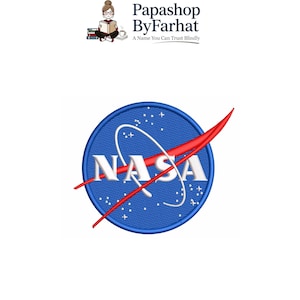 Puede incluir: Un parche bordado circular que presenta el logotipo azul de la NASA con letras blancas, una trayectoria orbital blanca y un swoosh vectorial rojo. El diseño incluye pequeñas estrellas blancas sobre un fondo azul, con un borde cosido.