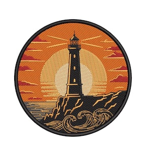 Puede incluir: Parche bordado circular que representa un faro al atardecer. El diseño muestra un faro negro sobre un acantilado, con olas, nubes y un sol en tonos naranja, amarillo y negro, todo dentro de un borde circular.