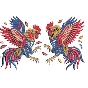 Puede incluir: Diseño bordado con dos gallos enfrentados. Los gallos tienen cuerpos azules, alas rojas y doradas y crestas rojas. El diseño incluye formas de hojas dispersas en tonos marrones y dorados.