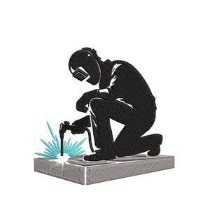 Può includere: Silhouette nera di un saldatore inginocchiato con casco protettivo, che lavora su una superficie metallica. L'immagine mostra scintille blu chiaro che emanano dalla torcia di saldatura, creando un contrasto sorprendente.