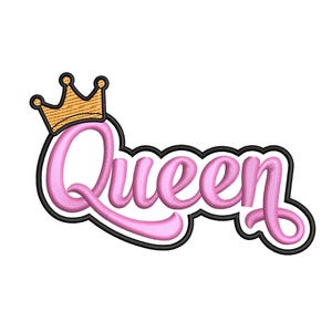Op de afbeelding: Roze geborduurd woord "Queen" met een gouden kroon. Het woord is in een cursief lettertype met een zwarte omlijning. De kroon is goudkleurig met een getextureerde uitstraling. Witte achtergrond.