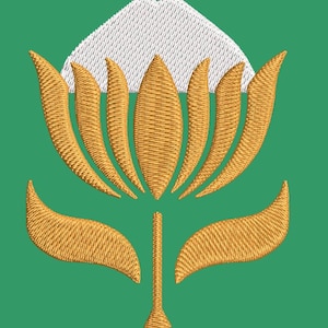 Könnte beinhalten: Gesticktes Blumendesign. Eine goldene Blume mit mehreren Blütenblättern und einem weißen, strukturierten Element auf grünem Hintergrund. Die Blume hat ein detailliertes, strukturiertes Aussehen, was auf eine hochwertige Sticktechnik hindeutet. Das Design ist symmetrisch.