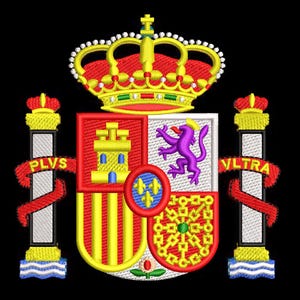 Könnte beinhalten: Gesticktes spanisches Wappen mit goldener Krone, rot-gelbem Schild und lila Löwen. Das Design enthält die Worte "PLVS" und "VLTRA" auf beiden Seiten, vor schwarzem Hintergrund.