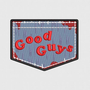 Op de afbeelding: Geborduurde patch met een zakontwerp, met de woorden "Good Guys" in rode, gestileerde letters. De patch heeft een blauwe denim achtergrond met rode accenten en een zwarte rand.