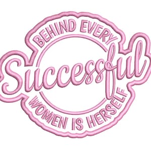 Pode incluir: Um patch bordado rosa com o texto "BEHIND EVERY SUCCESSFUL WOMEN IS HERSELF" em um design circular. O texto está em itálico e é cercado por uma borda decorativa.