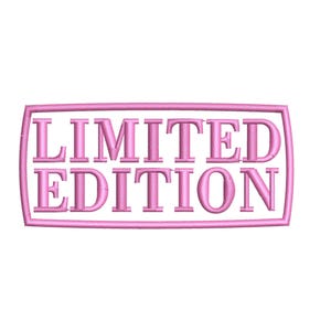 Pode incluir: Um patch bordado rosa com as palavras "LIMITED EDITION" dentro de uma moldura retangular. O texto e a moldura são em rosa suave, sobre um fundo branco.