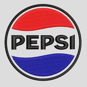 Op de afbeelding: Geborduurde patch met het Pepsi-logo. Het ontwerp is een cirkel met een rood bovenste gedeelte, een wit midden en een blauw onderste gedeelte. Het woord "PEPSI" is in vette, zwarte letters over het witte gedeelte geborduurd.