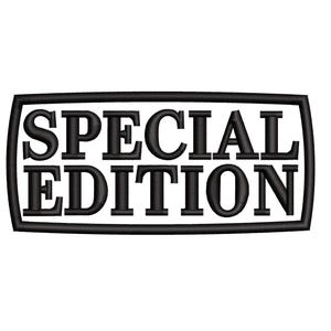 Może przedstawiać: Czarna, haftowana naszywka z napisem "SPECIAL EDITION" wielkimi literami. Tekst umieszczony jest w czarnej, prostokątnej ramce z zaokrąglonymi rogami, na białym tle.