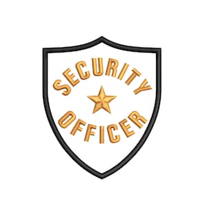 Puede incluir: Una placa de oficial de seguridad en forma de escudo con un borde negro. Las palabras "SECURITY OFFICER" son doradas, arqueadas sobre el escudo, con una estrella dorada en el centro. El fondo es blanco.