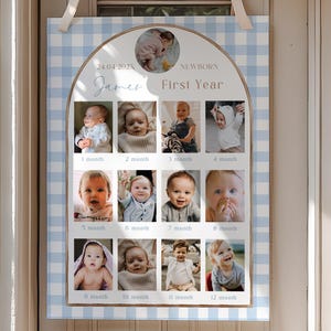 Puede incluir: Un cartel rectangular para colgar con un borde de cuadros vichy en azul claro y blanco. El centro muestra un collage de doce fotografías de bebé etiquetadas desde recién nacido hasta 12 meses, con el texto James, 24.04.202X y First Year.