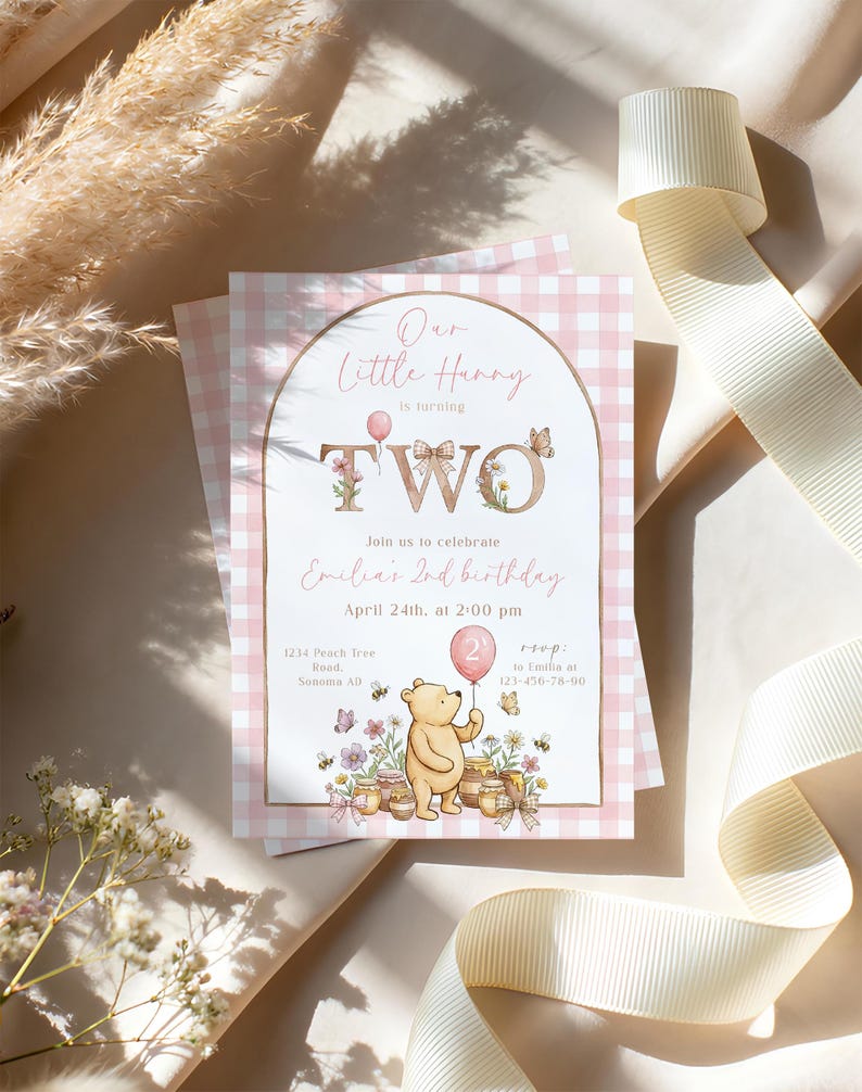 Puede incluir: Una invitaci&oacute;n de cumplea&ntilde;os para dos a&ntilde;os con un fondo de cuadros rosas. La invitaci&oacute;n incluye el texto "Our Little Hunny is turning TWO" con detalles florales y mariposas. Una ilustraci&oacute;n de Winnie the Pooh sostiene un globo.