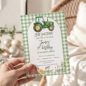 Puede incluir: Una invitación a cuadros verdes y blancos con una ilustración de un tractor verde. El texto dice "Start your tractor and put it in gear" y "James' 1st birthday is almost here!" con detalles del evento.