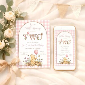 Puede incluir: Una invitaci&oacute;n de cumplea&ntilde;os con estampado de cuadros rosas y un tel&eacute;fono inteligente que muestra el mismo dise&ntilde;o. La invitaci&oacute;n dice "Our Little Honey is turning TWO" con una ilustraci&oacute;n de Winnie the Pooh y detalles del evento.