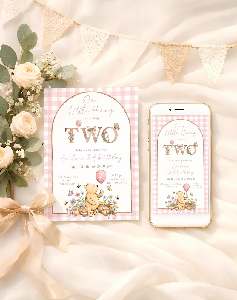 Puede incluir: Una invitaci&oacute;n de cumplea&ntilde;os con estampado de cuadros rosas y un tel&eacute;fono inteligente que muestra el mismo dise&ntilde;o. La invitaci&oacute;n dice "Our Little Honey is turning TWO" con una ilustraci&oacute;n de Winnie the Pooh y detalles del evento.