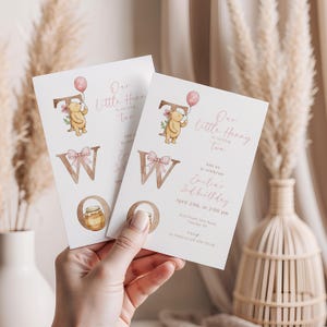 Invitación clásica de cumpleaños de Winnie the Pooh para niña, "Nuestra pequeña Hunny cumple dos años", invitación editable en Canva - C108