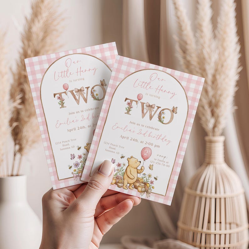 Puede incluir: Dos invitaciones de cumplea&ntilde;os rosas y blancas a cuadros. Las invitaciones presentan el texto "Our Little Honey is turning TWO" con detalles florales y mariposas. Incluyen detalles del evento y una ilustraci&oacute;n de Winnie the Pooh.